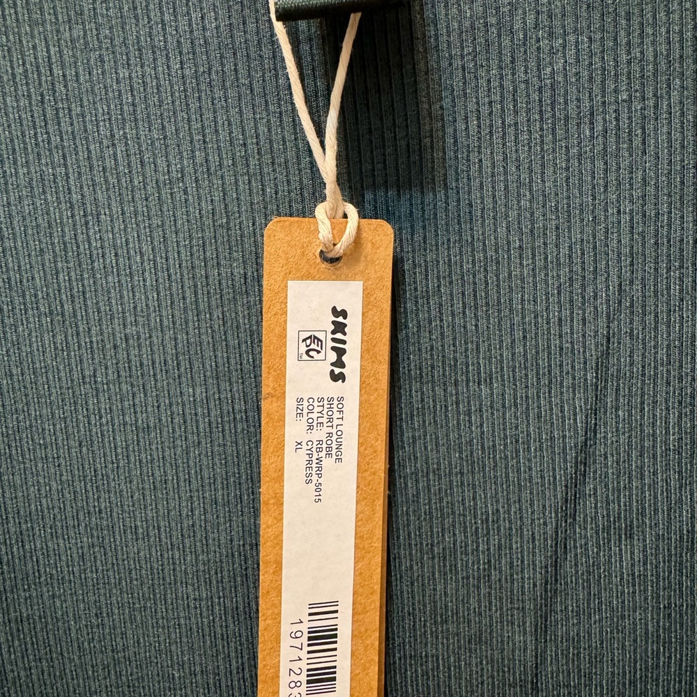 Skims soft lounge short robe in Cypress - Picture 2 of 3